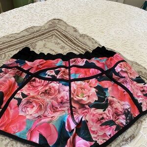 2 piece set. Lululemon Secret Garden / Black set - shorts and tank top